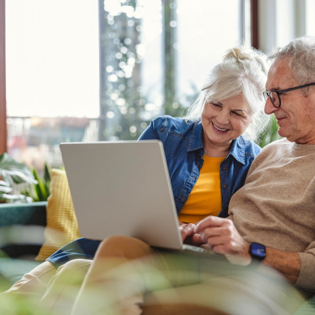 couple-on-laptop